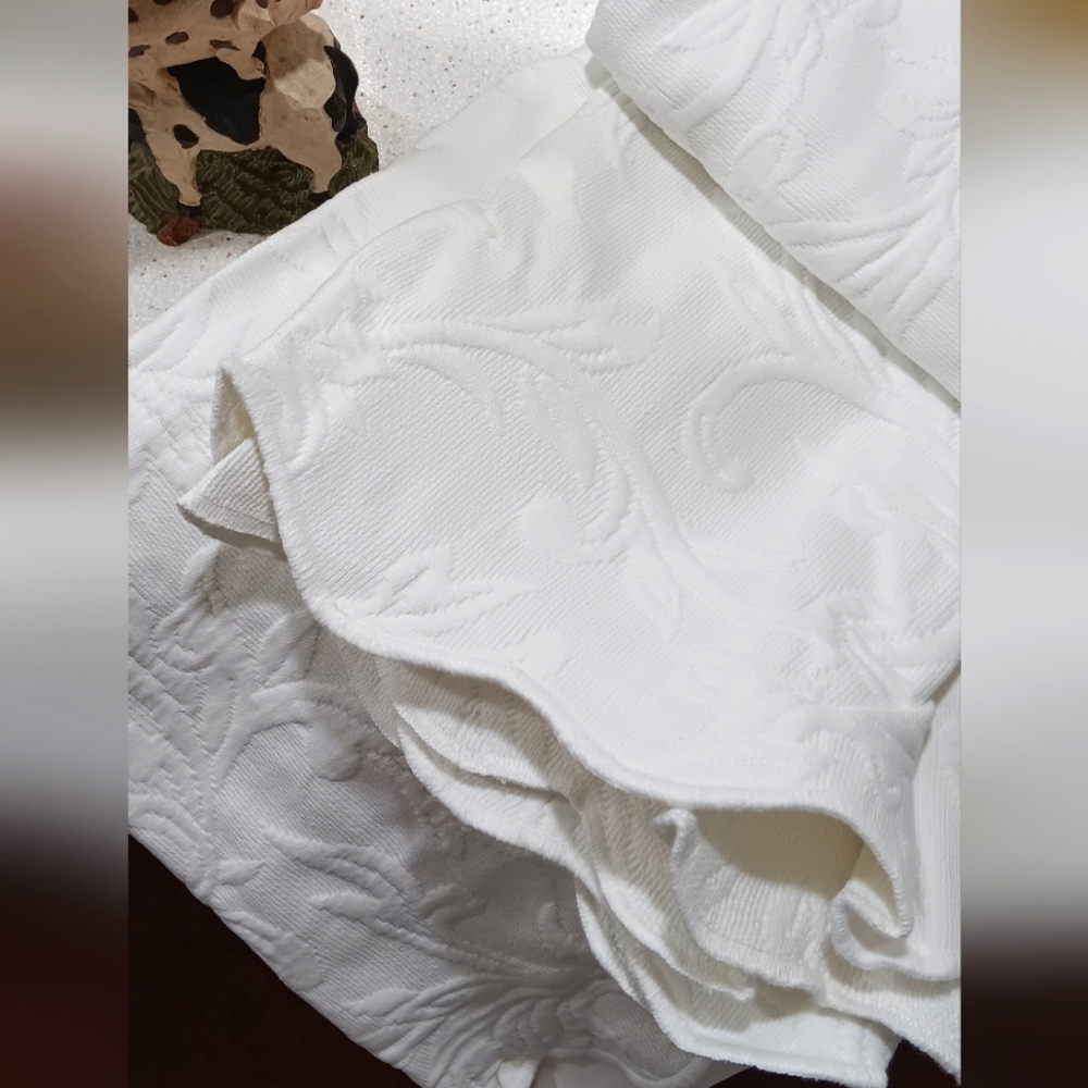 New matlasse full bedskirt- JC PENNEY HOME